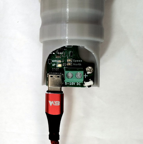 Windnerd One powered by USB cable